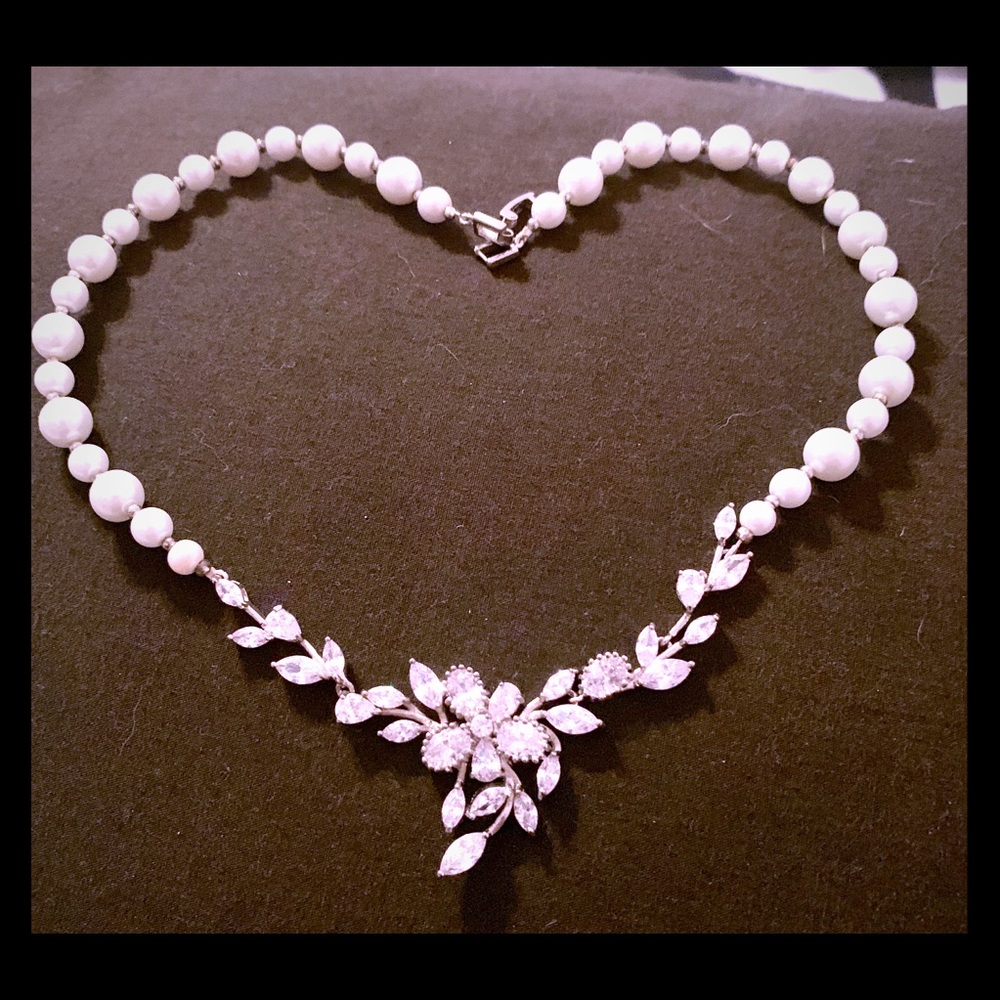 Pearl and crystal vintage necklace